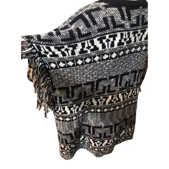 Poncho Gianni Bini Black and white oversized poncho style sweater with fringe si - Picture 6 of 15